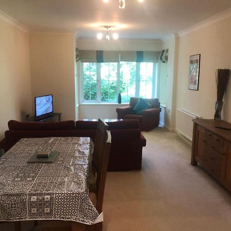 Lovely 2 Bedroom 2 Baths Flat With Free Parking Basingstoke Exterior foto