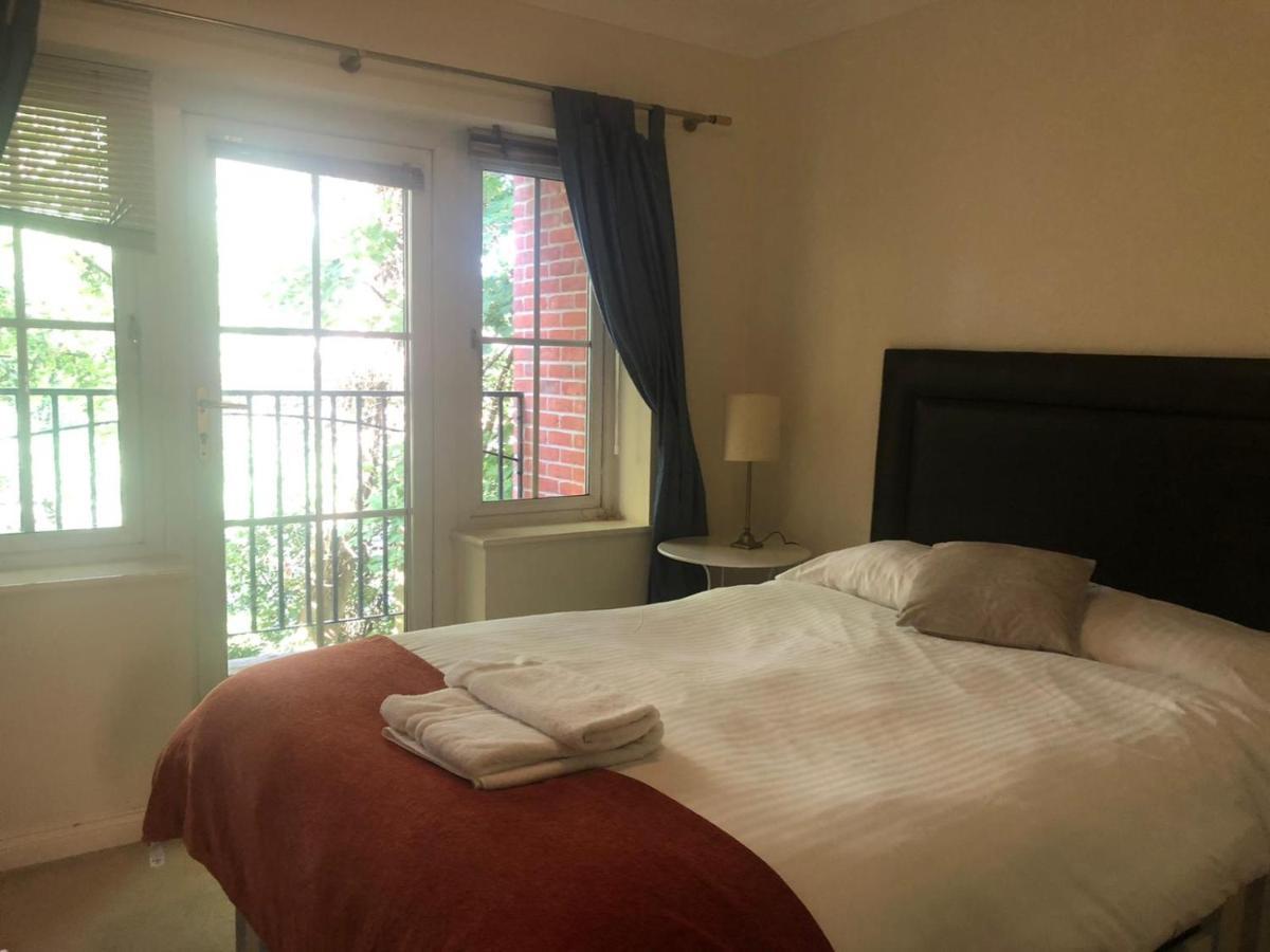 Lovely 2 Bedroom 2 Baths Flat With Free Parking Basingstoke Exterior foto